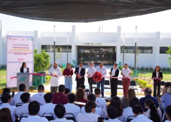 EN UNIVERSIDAD TECNOLÓGICA NUEVO LAREDO Inaugura Carmen Lilia Canturosas laboratorio de inteligencia artificial