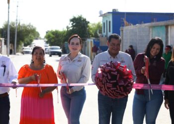 CARMEN LILIA CANTUROSAS Entrega pavimentación en colonia 150 Aniversario