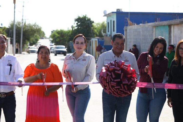 CARMEN LILIA CANTUROSAS Entrega pavimentación en colonia 150 Aniversario