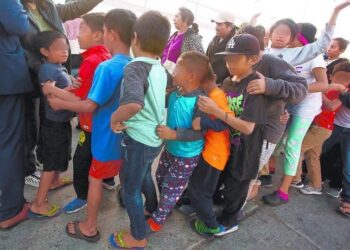 JUEZA: NO QUIERO AMBIGÜEDADES Frenan deportación de niños en vuelos nocturnos