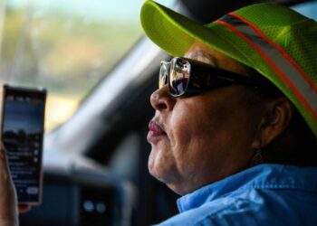 MIGRANTES SE AYUDAN PARA EVADIR REDADAS DEL ICE Cuidado con el ‘hielo’ en las carreteras