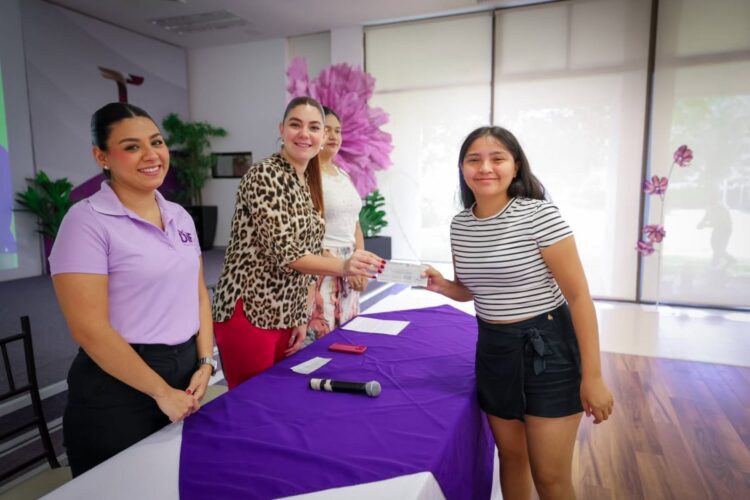 OPORTUNIDADES PARA LA JUVENTUD El DIF Tamaulipas entrega la beca “Tamaulipas te agradece”