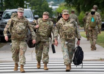 “TODA LA FUERZA, SI ES NECESARIO”, DICE Trump ordena despliegue militar en metrópolis de EU