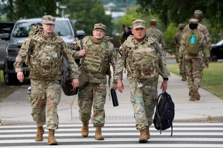 “TODA LA FUERZA, SI ES NECESARIO”, DICE Trump ordena despliegue militar en metrópolis de EU