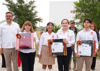 APOYO A ESTUDIANTES Entrega alcaldesa más de 9 mil uniformes escolares
