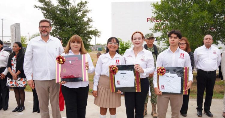 APOYO A ESTUDIANTES Entrega alcaldesa más de 9 mil uniformes escolares