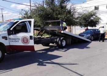 HABRÁ MULTAS Refuerza Tránsito operativos contra autos sobre banquetas