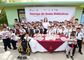 RECONOCEN MAESTROS APOYO DE ALCALDESA CARMEN LILIA CANTUROSAS A LA EDUCACIÓN