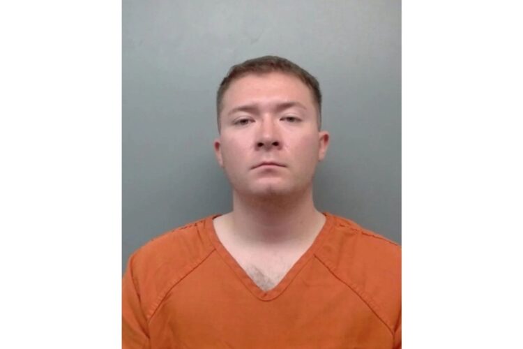 Arrestan a oficial por agredir y amenazar a novia