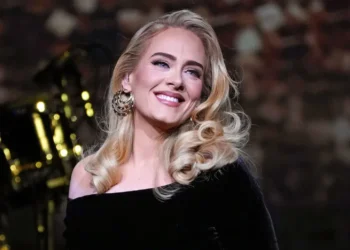 LA CANTANTE ESTARÍA EN NEGOCIACIONES ¿Adele en el Super Bowl 2026?
