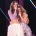 AL CANTAR ‘DÍA DE ENERO’ EN EL ESTADIO GNP Shakira y Belinda sorprenden juntas