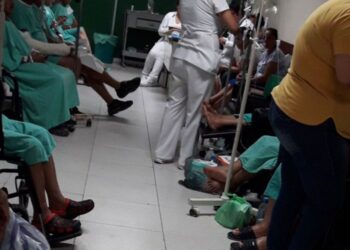 SITUACIÓN CRÍTICA Atienden a pacientes en el pasillo del IMSS