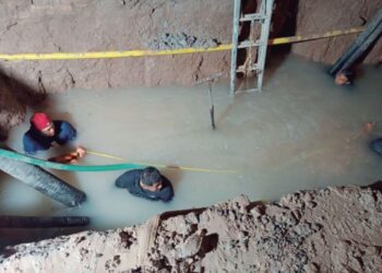 Pone COMAPA solución a fuga por tubo de 40 años
