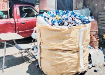 SE LA VEN DURA Batallan recolectores de aluminio para encontrar latasenlas calles