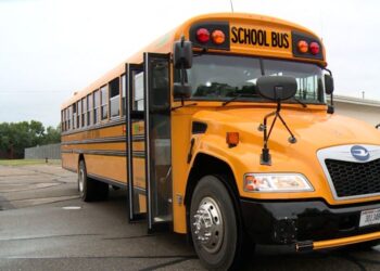 AUTORIDADES ABREN INVESTIGACIÓN Accidente vial involucra un autobús escolar en Laredo