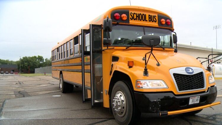 AUTORIDADES ABREN INVESTIGACIÓN Accidente vial involucra un autobús escolar en Laredo