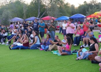 Disfrutan de la cultura en el parque viveros