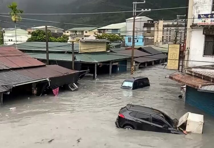 TIFÓN RAGASA Colapsa lago y arrasa ciudad en Taiwán; deja 14 muertos