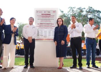 CARMEN LILIA Y DÁMASO ANAYA Inauguran techumbre en la UAT Nuevo Laredo