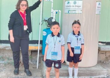 Donan sistema de riego y árboles a escuela primaria