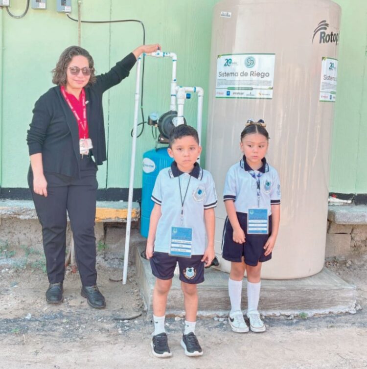 Donan sistema de riego y árboles a escuela primaria