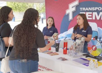 Estudiantes y egresados del Tec participan en feria laboral
