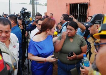 CARMEN LILIA CANTUROSAS Brinda apoyo inmediato a familias afectadas por explosión en Infonavit
