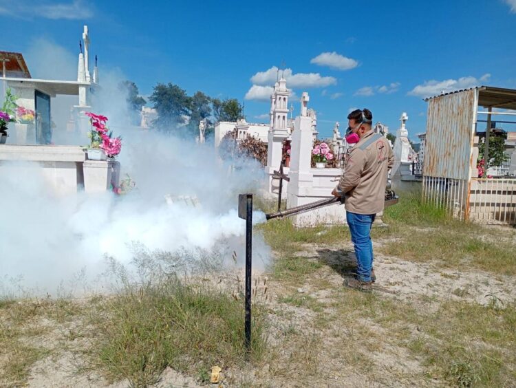 SE ALISTAN PARA VISITANTES Refuerzan prevención contra dengue en panteones locales