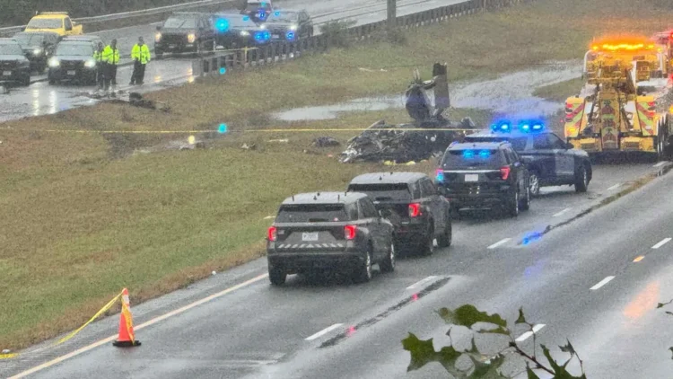 EN MASSACHUSETTS Avioneta cae sobre un auto en autopista