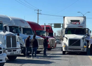 TRANSPORTISTAS VARADOS Enfrentan falta de licencias, placas y módulos médicos