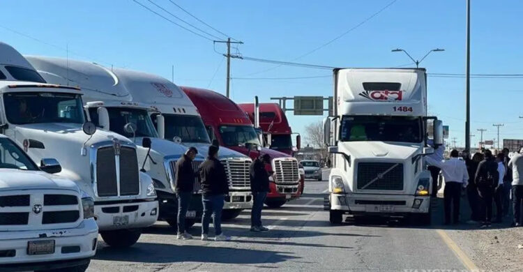 TRANSPORTISTAS VARADOS Enfrentan falta de licencias, placas y módulos médicos
