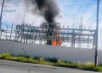 AL SUR DE LA CIUDAD Incendio en CFE deja sin luz y agua a vecinos