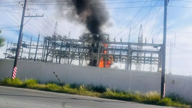 AL SUR DE LA CIUDAD Incendio en CFE deja sin luz y agua a vecinos