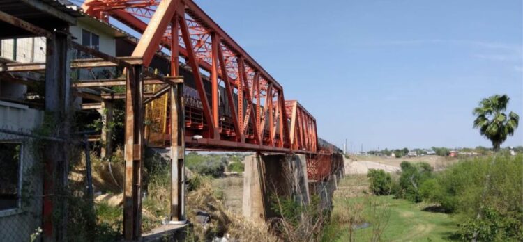 MÁS DE LA MITAD Encabeza NLD cruce de carga ferroviaria