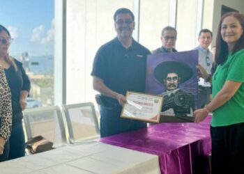 ARTISTAS LOCALES Donan 31 retratos a escuelas de NL