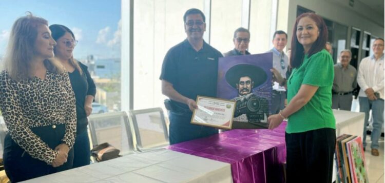 ARTISTAS LOCALES Donan 31 retratos a escuelas de NL