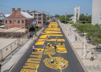 AMENAZAN CON RETIRO DE FONDOS Laredo retira mural tras presión estatal