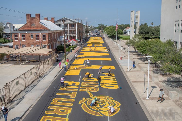 AMENAZAN CON RETIRO DE FONDOS Laredo retira mural tras presión estatal