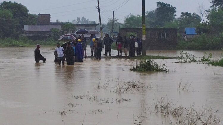FUERTES LLUVIAS Y DESLAVES Caos en Nepal; hay 52 muertos en dos días
