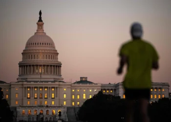 ESCALA PULSO POLÍTICO Trump congela fondos federales a Chicago