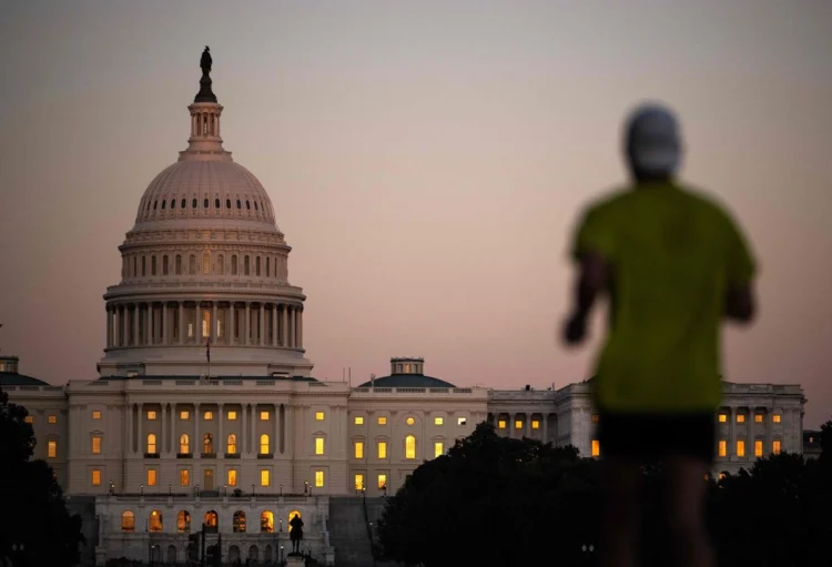 ESCALA PULSO POLÍTICO Trump congela fondos federales a Chicago