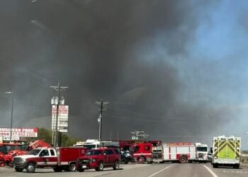 Avión se estrella e incendia vehículos