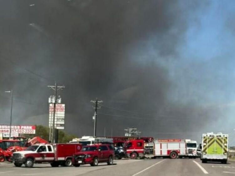 Avión se estrella e incendia vehículos
