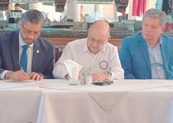 FIRMAN CONVENIO Abren espacios profesionales a becados universitarios UAT