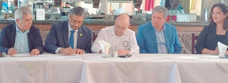 FIRMAN CONVENIO Abren espacios profesionales a becados universitarios UAT