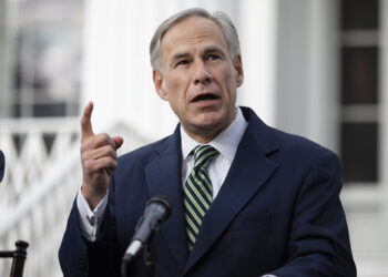 Apuesta Greg Abbot su fortuna por Harris