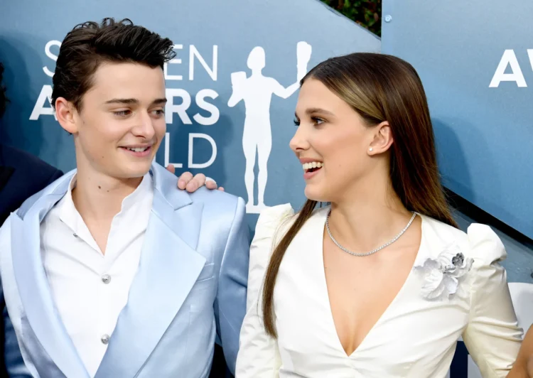 Millie Bobby Brown revela que uno de sus compañeros de ST es padrino de su hija