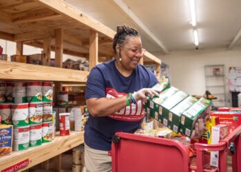 Empleados federales piden comida en bancos de alimentos