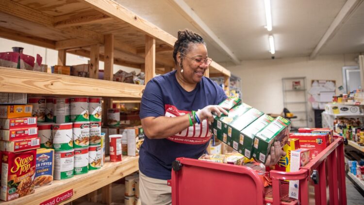 Empleados federales piden comida en bancos de alimentos