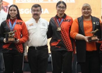 Entrega rector de UAT galardón a medallistas
